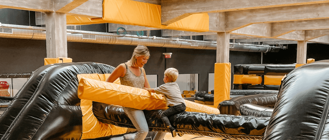 Lees meer over het artikel We bezochten Jumpsky: Het grootste trampolinepark van de Benelux én een inflatable park